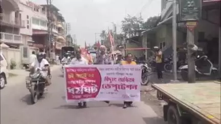 দিনহাটা ১: বিদ্যুৎ গ্রাহকদের বাড়িতে প্রিপেড স্মার্ট মিটার বসানোর পরিকল্পনা বন্ধের দাবিতে দিনহাটায় বিদ্যুৎ দপ্তরের অফিসে ডেপুটেশন