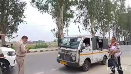 मोहम्मदी: आरटीओ ने अवैध डग्गामार वाहनों के खिलाफ कार्रवाई करते हुए मैजिक को पकड़ा