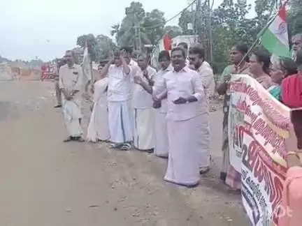 അമ്പലപ്പുഴ: ദേശീയ പാതയോരത്തെ വെള്ളക്കെട്ട് കോൺഗ്രസ് പഴയങ്ങാടി അയ്യൻകോയിക്കൽ ക്ഷേത്രത്തിന് സമീപം പ്രതിഷേധ സമരം നടത്തി.