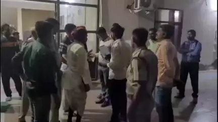फुलेरा मु. सांभर: नरैना थाना क्षेत्र में पेट्रोल पंप के सेल्समैन की गोली मारकर हत्या, आक्रोशित परिजनों और ग्रामीणों ने किया धरना प्रदर्शन
