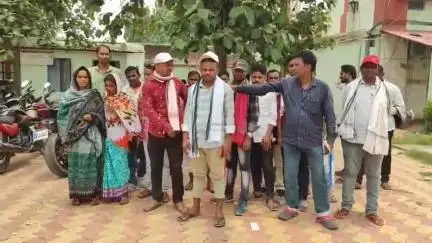 ବରଗଡ: ନ୍ୟାୟ ଦାବିରେ ଏସପିଙ୍କ କାର୍ଯ୍ୟାଳୟର ଦ୍ୱାରସ୍ଥ ହେଲେ ସେମେଲଗୁଡ଼ିଆ ଗ୍ରାମବାସୀ,ଶୁଣନ୍ତୁ ପ୍ରତିକ୍ରିୟା