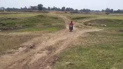 सीमलवाड़ा: सूजा तलाई भादर नाले पर पुल नहीं बनने से बढ़ जाएगी दूरी, चार किमी चक्कर काटने की मजबूर।
#jan samsya#