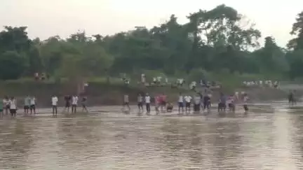 টেঙাখাত: টেঙাখাতৰ পানধোৱাৰত বুঢ়ীদিহিঙৰ বুকুত সন্ধানহীন  যুৱকক বিচাৰি উদ্ধাৰকাৰী দলৰ অভিয়ান, কোনো সন্ধান লাভ কৰা নাই যুৱক জনৰ