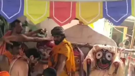 বারাবনী: বার্নপুরে প্রভু জগন্নাথ মন্দিরে প্রথা মেনে প্রভু জগন্নাথ,বলরাম ও সুভদ্রার স্নান যাত্রা