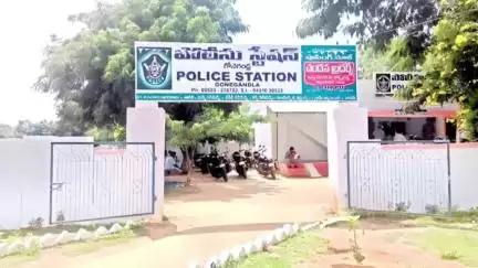 ఎమ్మిగనూరు: గోనెగండ్ల మండలంలో ప్రేమ పేరుతో బాలికను వేధిస్తున్న  ఇద్దరు యువకులపై పోక్సో కేసు నమోదు