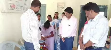బాల్కొండ: చౌట్పల్లి ప్రాథమిక ఆరోగ్య ఉప కేంద్రంలో వ్యాధి నిరోధక టీకాల కార్యక్రమాన్ని పరిశీలించిన జిల్లా ఇమ్యునైజేషన్ అధికారి అశోక్