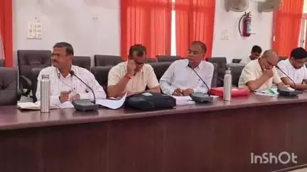 बड़गांव: पटेल सर्किल स्थित PHED कार्यालय में PHED मंत्री कन्हैयालाल ने संभाग स्तरीय अधिकारियों की समीक्षा बैठक ली