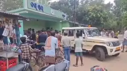 ଆନନ୍ଦପୁର: ବିଧାୟକଙ୍କ ମହାନତା, ଡଙ୍କୁରି ନିକଟରେ ଦୁର୍ଘଟଣାଗ୍ରସ୍ତ ଯୁବତୀକୁ ଉଦ୍ଧାର କରି ଡାକ୍ତରଖାନା ପଠାଇଲେ