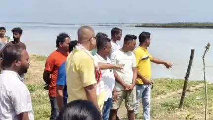চাবুৱা: বগৰিতলীয়া আৰু বালিজানত ব্ৰহ্মপুত্ৰ নৈৰ গৰাখহনীয়াৰ বুজ লয় বিধায়ক বিনোদ হাজৰিকাই