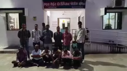 ભરૂચ: પોલીસે લોઢવાડના ટેકરા સિધ્ધનાથ મહાદેવ મંદિર સામેથી આઠ જુગારીયાઓને 1 લાખના મુદ્દામાલ સાથે ઝડપી પાડ્યા હતા.
