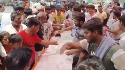 धनौरा: अखिल भारतीय विद्यार्थी परिषद के पदाधिकारी ने गजरौला के इंदिरा चौक पर सरवत वितरण कार्यक्रम का आयोजन किया