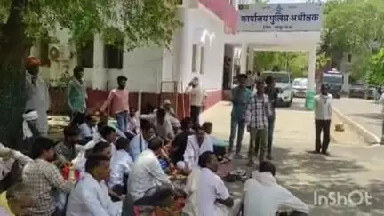 श्योपुर: थाना प्रभारी को हटाने की मांग को लेकर ग्रामीणों का धरना जारी, एसपी दफ्तर के बाहर किया प्रदर्शन
