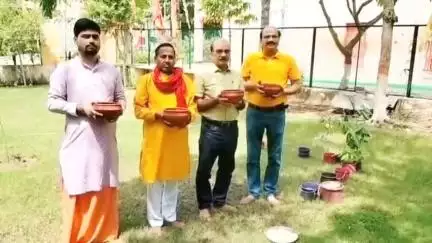शिकोहाबाद: भीषण गर्मी को देखते हुए पक्षियों के लिए दाना-पानी की पहल, बालाजी मंदिर परिसर में बेजुबानों की मदद के लिए लोग आगे आए