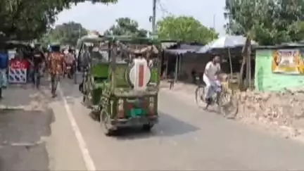 গোয়ালপোখর ১: গ্রামে নতুন ট্রান্সফর্মারের দাবি তুলে গোয়ালপখর থানার ঠিকরি বাড়ি এলাকায় রাজ্য সড়কে অবরোধ করে বিক্ষোভ