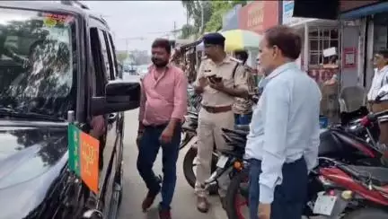 धनबाद/केंदुआडीह: शहर में पुलिस अधीक्षक के निर्देश पर धनबाद में ट्रैफिक पुलिस चौराहों पर चार पहिया वाहनों से काले फिल्म उतरवा रही है