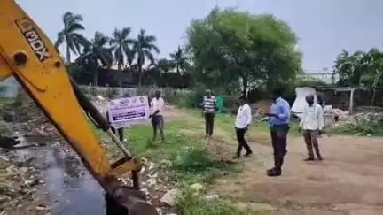 ఆర్మూర్: తెలంగాణ ప్రభుత్వం చేపట్టిన 100 రోజుల ప్రణాళికలో భాగంగా ఆర్మూర్ లోని 18, 33 వార్డులలో చేపట్టిన పారిశుద్ధ పనులు