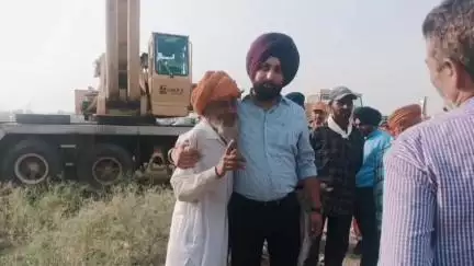 ਪਠਾਨਕੋਟ: ਮਾਧੋਪੁਰ ਵਿਖੇ ਆਪਣੀਆਂ ਮੰਗਾਂ ਨੂੰ ਲੈ ਕੇ ਟਾਵਰ 'ਤੇ ਚੜ੍ਹੇ ਦੋ ਬਜ਼ੁਰਗਾਂ ਨੂੰ ਪ੍ਰਸ਼ਾਸਨ ਨੇ ਅਸ਼ਵਾਸਨ ਦੇ ਕੇ ਉਤਾਰਿਆ ਥੱਲੇ