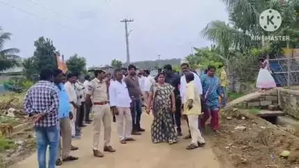 సత్తుపల్లి: సత్తుపల్లిలో  కాలనీ లో పర్యటించి సమస్యలు అడిగి తెలుసుకున్న సత్తుపల్లి ఎమ్మెల్యే మట్ట రాగమయి
