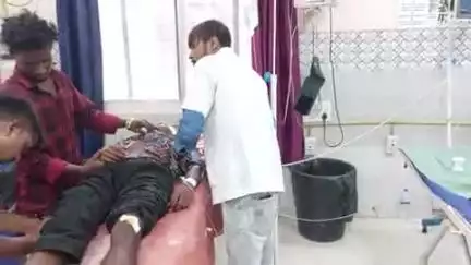 गाड़ी चलाते वक्त झपकी लेना पड़ गया भारी। बाइक को सीधे पेड़ में टक्कर, दो घायल जिसमें एक रेफर! #latehar #barwadih #garu