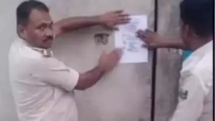 खजौली: खजौली थाना पुलिस ने फरार अपराधी के घर पर इश्तेहार चिपकाया