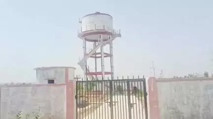 सबलगढ़ गर्मी आते ही फिर आने लगा लोगो पर पानी का  संकट नल जल योजना की पानी की टंकी बनी सोपीस