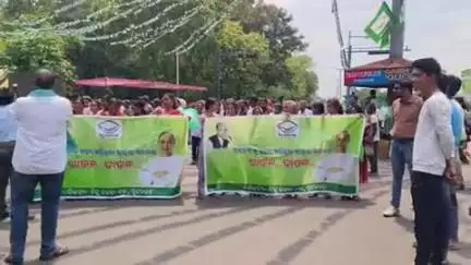 ସୁନ୍ଦରଗଡ ସହର: ବିଜେଡ଼ି ଦଳ ପକ୍ଷରୁ ଜିଲ୍ଲାପାଳ ଅଫିସ ସମ୍ମୁଖରେ ଧାରଣା ଓ ବିକ୍ଷୋଭ ପ୍ରଦର୍ଶନ ସହ ଜିଲ୍ଲାପାଳଙ୍କୁ ଦାବି ପତ୍ର ପ୍ରଦାନ