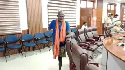 लखीमपुर: कलेक्ट्रेट स्थित अटल सभागार में महिला जनसुनवाई के दौरान दिव्यांग को नहीं मिली व्हीलचेयर, पत्नी के सहारे पहुंचे अंदर
