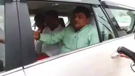 औरैया: कोतवाली क्षेत्र के मंडी के गेट के समीप मद्य निषेध दर्जा प्राप्त राज्य मंत्री बृजेश शुक्ला का जोरदार स्वागत हुआ