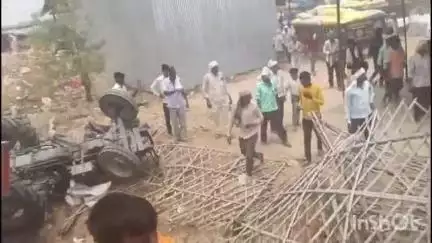 कलान: अल्लाहगंज की प्राइवेट गल्ला मंडी के पास अनियंत्रित डंपर ने कई वाहनों को मारी टक्कर, टला बड़ा हादसा