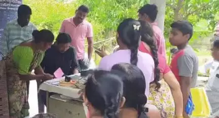 మణుగూరు: రేషన్ దుకాణాన్ని సందర్శించి రికార్డులను పరిశీలిస్తున్న తహసిల్దార్ అద్దంకి నరేష్