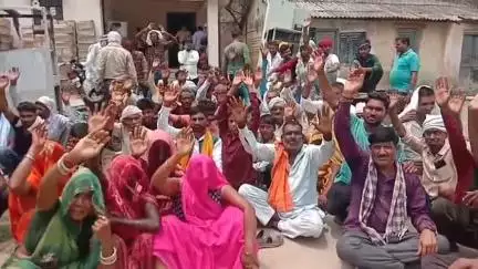 बबेरू: बबेरू विद्युत पावर हाउस व मुख्य चौराहा मे विद्युत समस्या को लेकर समाजसेवी के नेतृत्व में नारेबाजी #jansamsaya