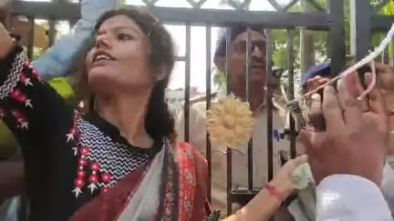 मोरवा: रेफ के दोसी को बचाने वाले sp समस्तीपुर को
चूरी लहठी व पुरा सिंगार के सम्मान देते हुए