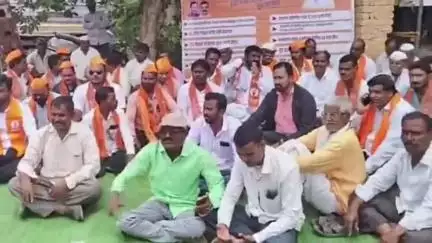 भूम: भूम तहसील कार्यालयासमोर शिवसेना ठाकरे गटाचे घंटानाद आंदोलन, सरकारच्या विरोधात तीव्र घोषणाबाजी