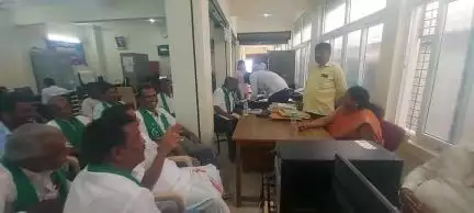 ಹನೂರು: ಬೇಡಿಕೆ ಈಡೇರಿಕೆಗೆ ಆಗ್ರಹಿಸಿ ಕಿಸಾನ್ ಸಂಘದ ಪದಾಧಿಕಾರಿಗಳಿಂದ; ಪಟ್ಟಣದಲ್ಲಿ  ತಾಲೂಕು ಪಂಚಾಯಿತಿ‌ ಕಚೇರಿಗೆ  ಮುತ್ತಿಗೆ