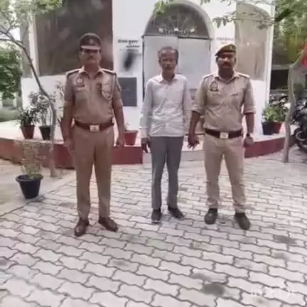 ऊंचाहार: ऊंचाहार नगर स्थित रेलवे क्रासिंग के पास से पुलिस ने वांछित अभियुक्त को किया गिरफ्तार