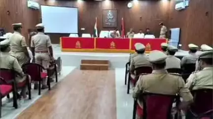 भिनगा: पुलिस लाइन भिनगा में SP ने चौकी प्रभारियों के साथ अपराध नियंत्रण और विवेचनाओं पर की समीक्षा बैठक