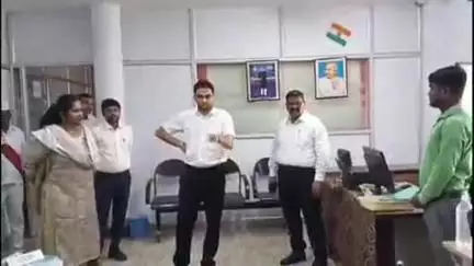 मंझनपुर: जिलाधिकारी ने मंझनपुर कलेक्ट्रेट में कार्यालयों का निरीक्षण किया, कई विभागों के कर्मचारियों पर जताई नाराजगी