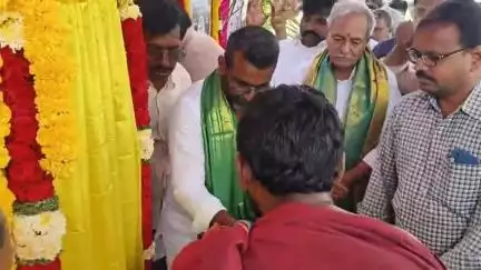 పత్తికొండ: పత్తికొండ మండలంలో 50 లక్షల రూపాయలతో సీసీ రోడ్డు పనులను ప్రారంభించిన ఎమ్మెల్యే శ్యాంబాబు ఆర్టీవో భారత్ నాయక్