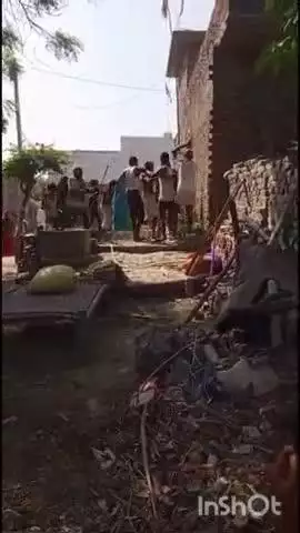धौरहरा: दुर्गा पुरवा गांव में जमीनी विवाद को लेकर दो पक्षों में जमकर चले लाठी-डंडे, वीडियो हुआ वायरल