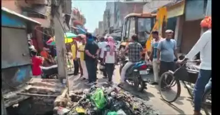 चास: चास नगर निगम के अपर नगर आयुक्त के नेतृत्व में चास मेन रोड में चलाया गया सफाई अभियान #chas nagar nigam