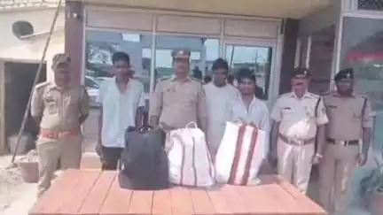 मुगलसराय: लोको कॉलोनी के पास पुलिस ने तीन तस्करों को किया गिरफ्तार, झोले व बैगों में अवैध शराब बरामद