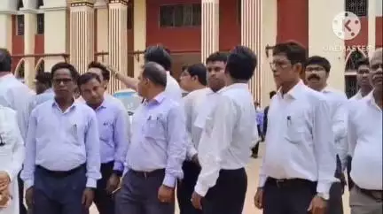 ঝাড়গ্রাম: ঝাড়গ্রাম আদালতে মোটরসাইকেল রাখাকে কেন্দ্র করে উত্তেজনা, প্রতিক্রিয়া আইনজীবীদের