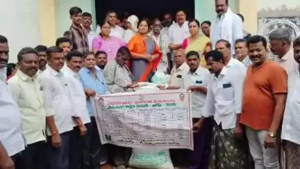 రామగిరి మండల కేంద్రంలో రైతు సేవా కేంద్రంలో వేరుశనగ విత్తన కాయలను రైతులకు పంపిణీ చేసిన ఎమ్మెల్యే పరిటాల సునీత