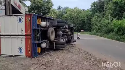 മണ്ണാർക്കാട്: കരിങ്കല്ലത്താണി എസ് വളവിൽ ലോറി മറിഞ്ഞ് അപകടം, ഡ്രൈവർക്ക് പരിക്ക്