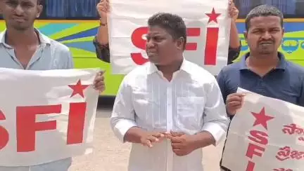 నిజామాబాద్ సౌత్: పెంచిన బస్ పాస్‌ ఛార్జీలను తగ్గించాలని నగరంలోని RTC బస్టాండ్ ఎదుట SFI జిల్లా కార్యదర్శి విగ్నేష్ నిరసన