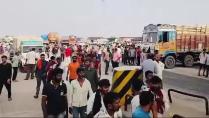 હળવદ: હળવદ-ધ્રાંગધ્રા હાઇવે પર સોરડી ટોલનાકે ડ્રાઇવર-ક્લીનરને માર મારતા ટ્રક ચાલકો વિફર્યા, હાઇવે પર ચક્કાજામ...
#jansamasya