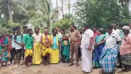 முசிறி: முசிறி அருகே ஜேசிபி வாகனத்தை முற்றுகையிட்ட பொதுமக்கள் - மாற்று இடத்தில் குடிநீர் தொட்டி கட்ட கோரிக்கை