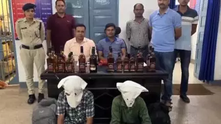 कांके: हटिया रेलवे स्टेशन पर आरपीएफ ने अवैध शराब के साथ दो लोगों को किया गिरफ्तार