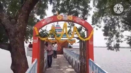 వర్ని: రుద్రూర్‌లో పౌర్ణమి సందర్భంగా గంగమ్మ ఆలయం వద్ద ప్రత్యేక పూజలు నిర్వహించిన భక్తులు