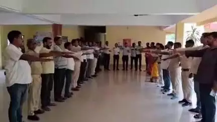 कुंडहित: प्रखंड कार्यालय परिसर में नशा मुक्त भारत अभियान के तहत प्रखंड एवं अंचल कर्मियों को दिलाई गई शपथ